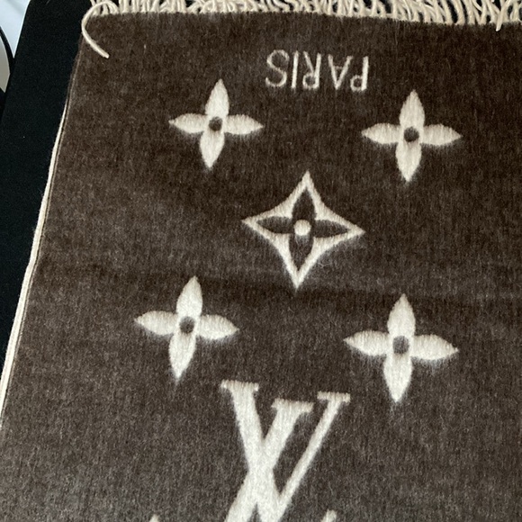LV 100% cashmere scarf - Picture 5 of 11